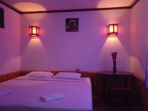 Desk, free WiFi - Lady Princess Motel 2 (Nyaungshwe)