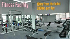 Une salle de sport équipée de matériel de musculation et de machines de cardio, située à 100 mètres de l’hôtel.