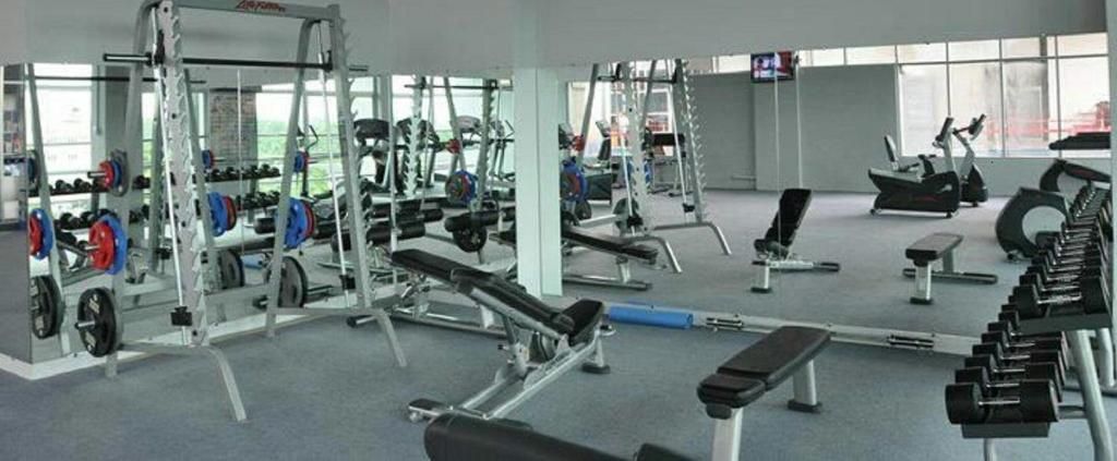 Uma academia com equipamentos de musculação e máquinas de cardio, a 100m do hotel.