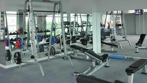 A fitness facility with weightlifting equipment and cardio machines, located 100m from the hotel. - Lady Princess Motel 2 (Nyaungshwe)