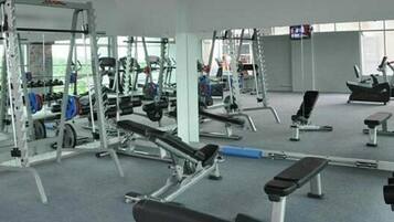 Uma academia com equipamentos de musculação e máquinas de cardio, a 100m do hotel.