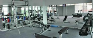 A fitness facility with weightlifting equipment and cardio machines, located 100m from the hotel. - Lady Princess Motel 2 (Nyaungshwe)