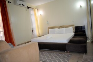 Dúplex, 3 habitaciones, cocina, vista al jardín | 3 habitaciones, tabla de planchar con plancha y wifi gratis 