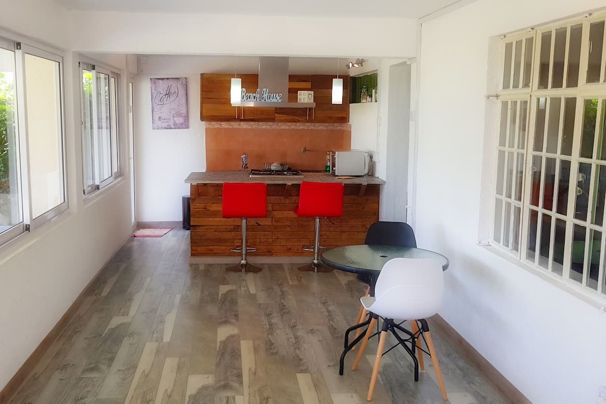 Comfort Apartment, 1 King Bed, Garden View, Garden Area | Living area