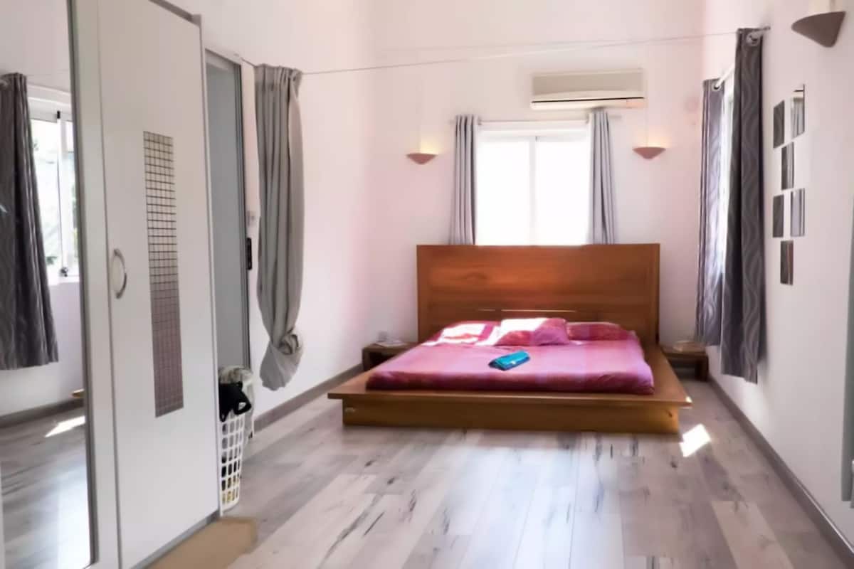 Deluxe Apartment, 2 Bedrooms, Ocean View | Desk, iron/ironing board, free cribs/infant beds, rollaway beds