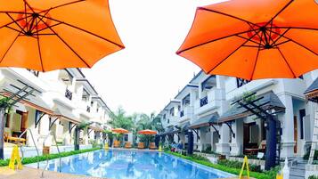 Außenpool, geöffnet von 07:30 Uhr bis 21:00 Uhr, Sonnenschirme