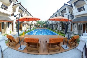 Piscine extérieure, parasols de plage, chaises longues