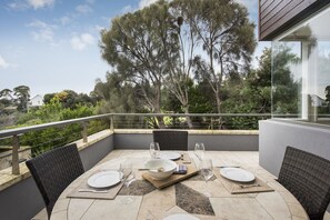 Outdoor dining - Koonya Paradise (Sorrento)