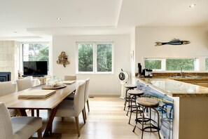 Departamento, 3 habitaciones | Área de sala de estar | Televisión y reproductor de DVD 