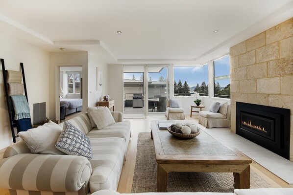 Departamento, 3 habitaciones | Sala de estar | Televisión y reproductor de DVD 