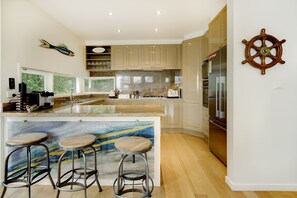 Departamento, 3 habitaciones | Cocina privada | Refrigerador, microondas, horno y parrilla de estufa 