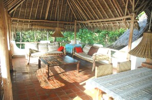 Terrace/patio - Shambani Cottages (Diani Beach)