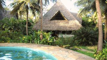 Hồ bơi ngoài trời