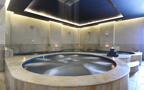 Indoor spa tub