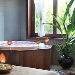 Couples treatment rooms, sauna, hot tub, steam room, hot springs