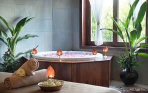 Behandelingskamers voor koppels, een sauna, een bubbelbad, een stoombad