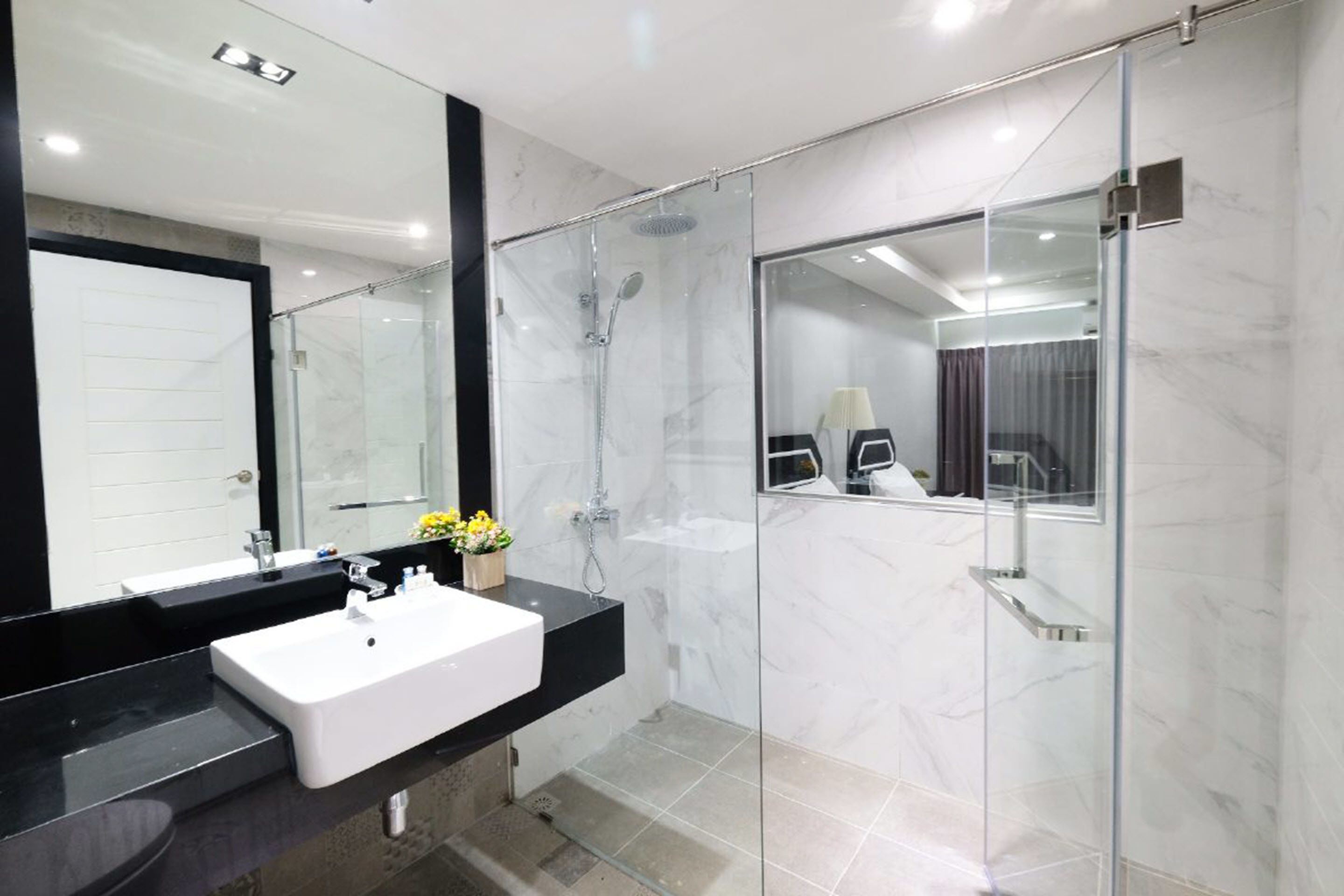 shower, free toiletries, hair dryer, towels