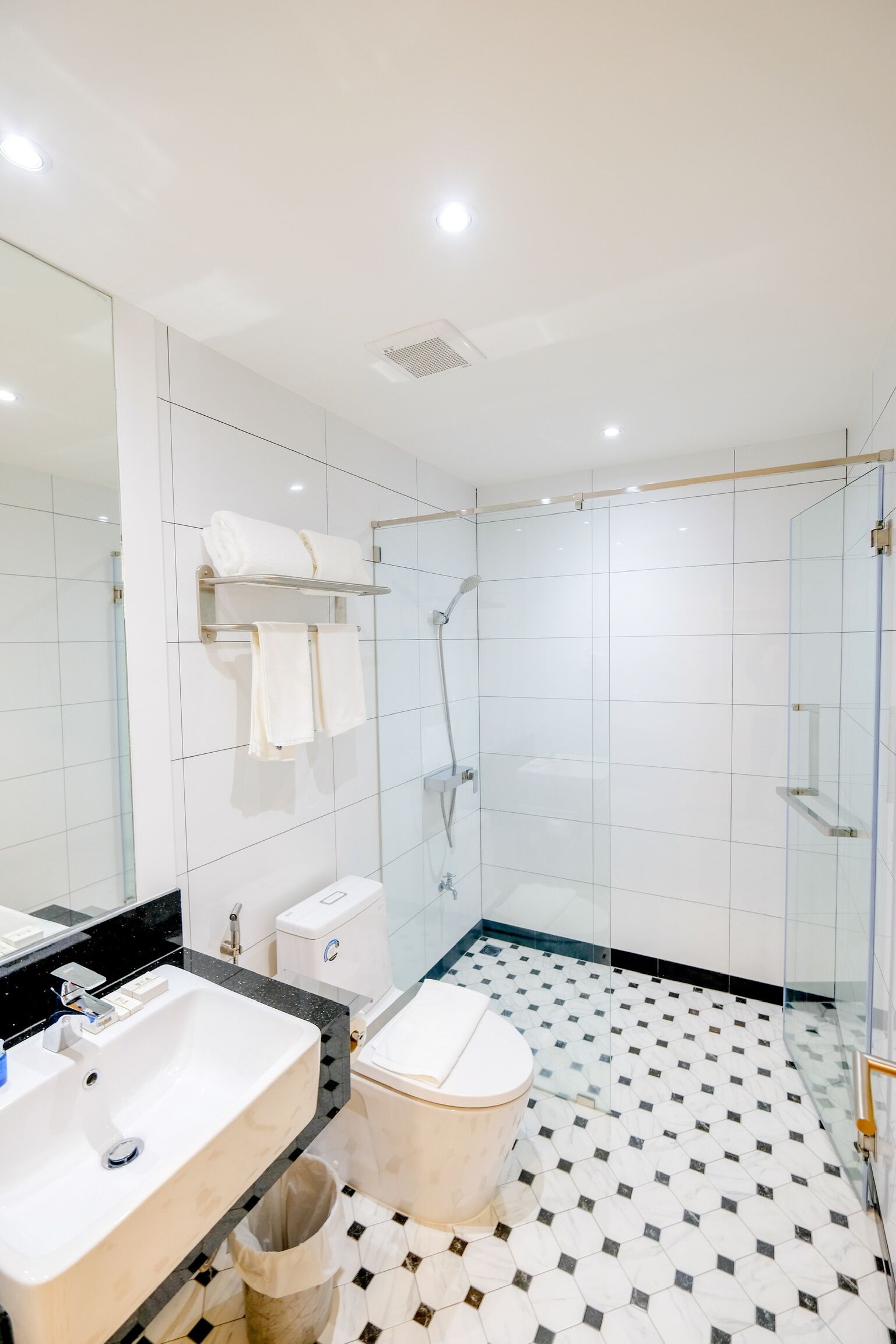 shower, free toiletries, hair dryer, towels