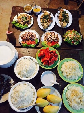 Breakfast, lunch, dinner served; Thai cuisine
