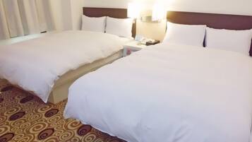 Chambre Standard avec lits jumeaux, plusieurs lits | Bureau, rideaux occultants, chambres insonorisées, Wi-Fi gratuit