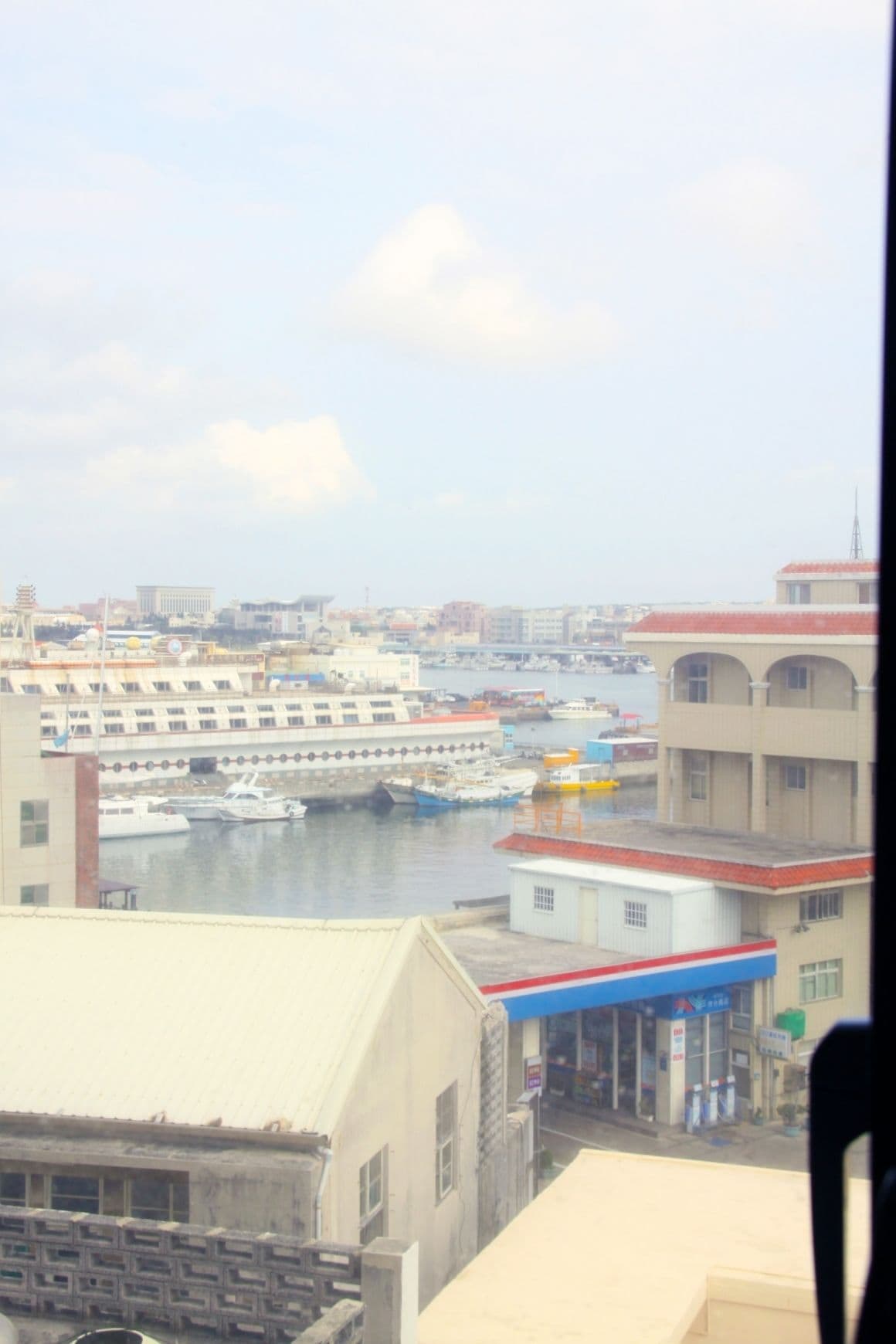 デスク、遮光カーテン、防音設備、WiFi (無料)