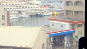 A view of a harbor with boats, buildings, and a clear sky. - Foung Kou Hotel (Magong)