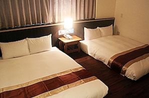 Standard Quadruple Room | Desk, blackout drapes, free WiFi - Hotel Foung Gu (Magong)
