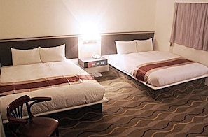 Standard Quadruple Room | Desk, blackout drapes, free WiFi - Hotel Foung Gu (Magong)