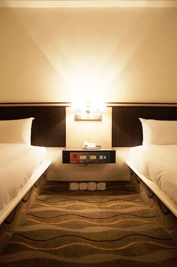 Standard Quadruple Room | Desk, blackout drapes, free WiFi - Hotel Foung Gu (Magong)