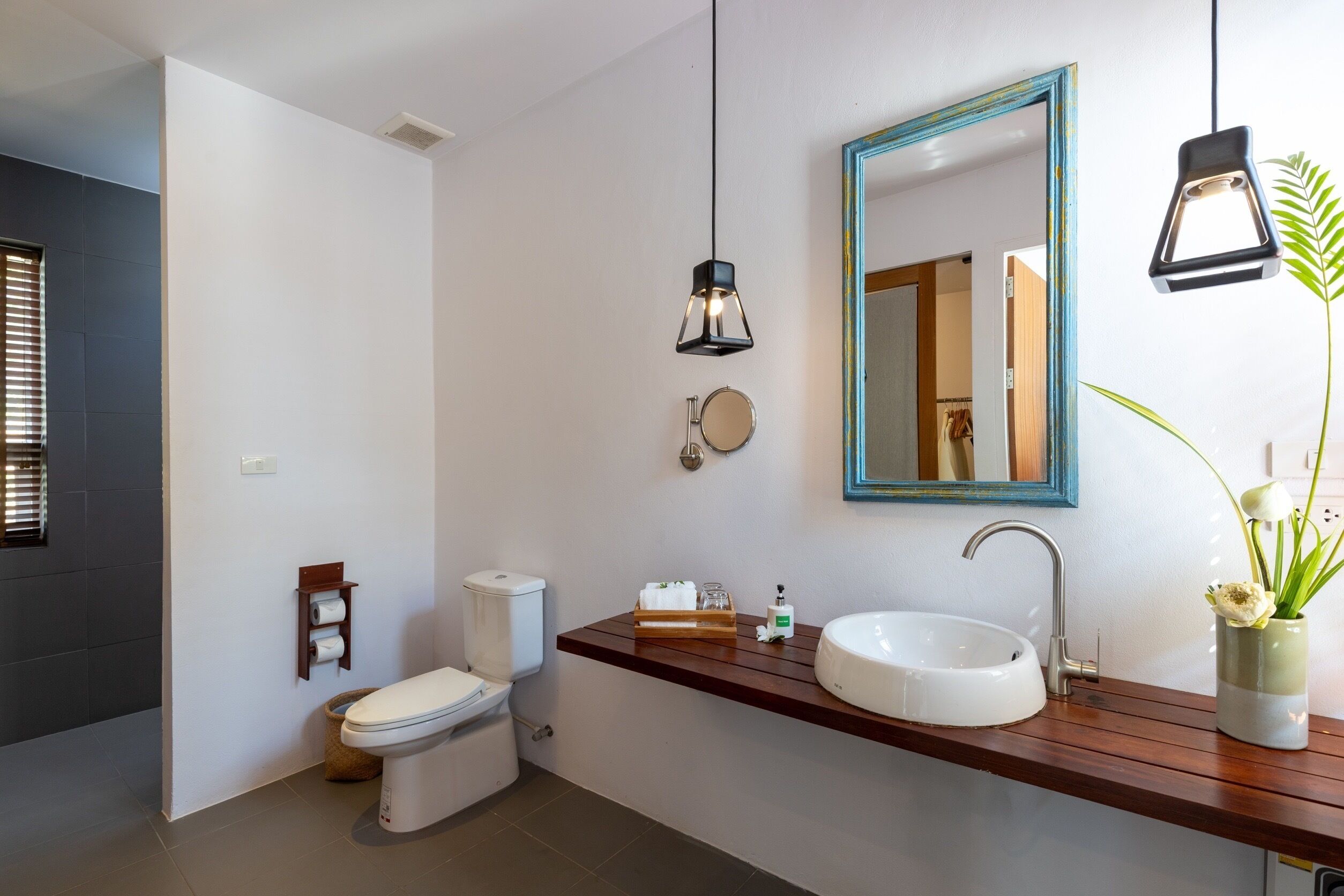 bungalow with garden view | bathroom | shower, free toiletries, hair dryer, bathrobes