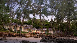 A beachfront property with multiple villas, a sandy beach, and a rocky shoreline. - Krabi Home Resort (Krabi)