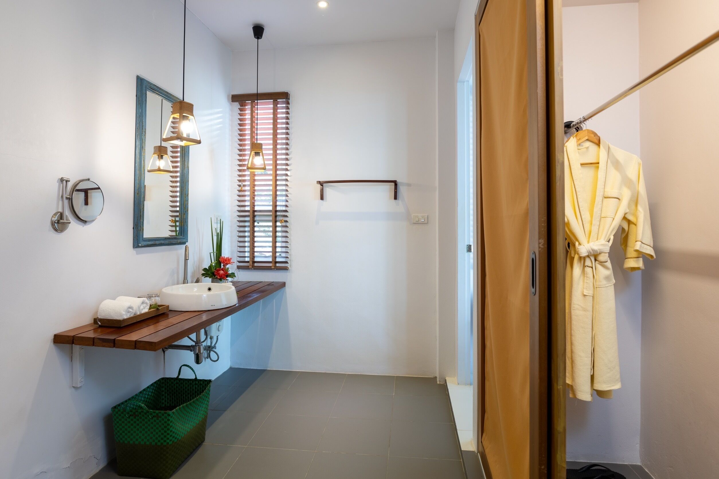 bungalow with garden view | bathroom | shower, free toiletries, hair dryer, bathrobes