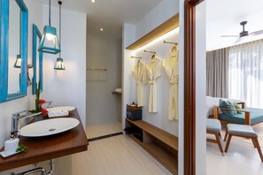 Triple Suite Seaview Villa | Bathroom | Shower, free toiletries, hair dryer, bathrobes - Krabi Home Resort (Krabi)