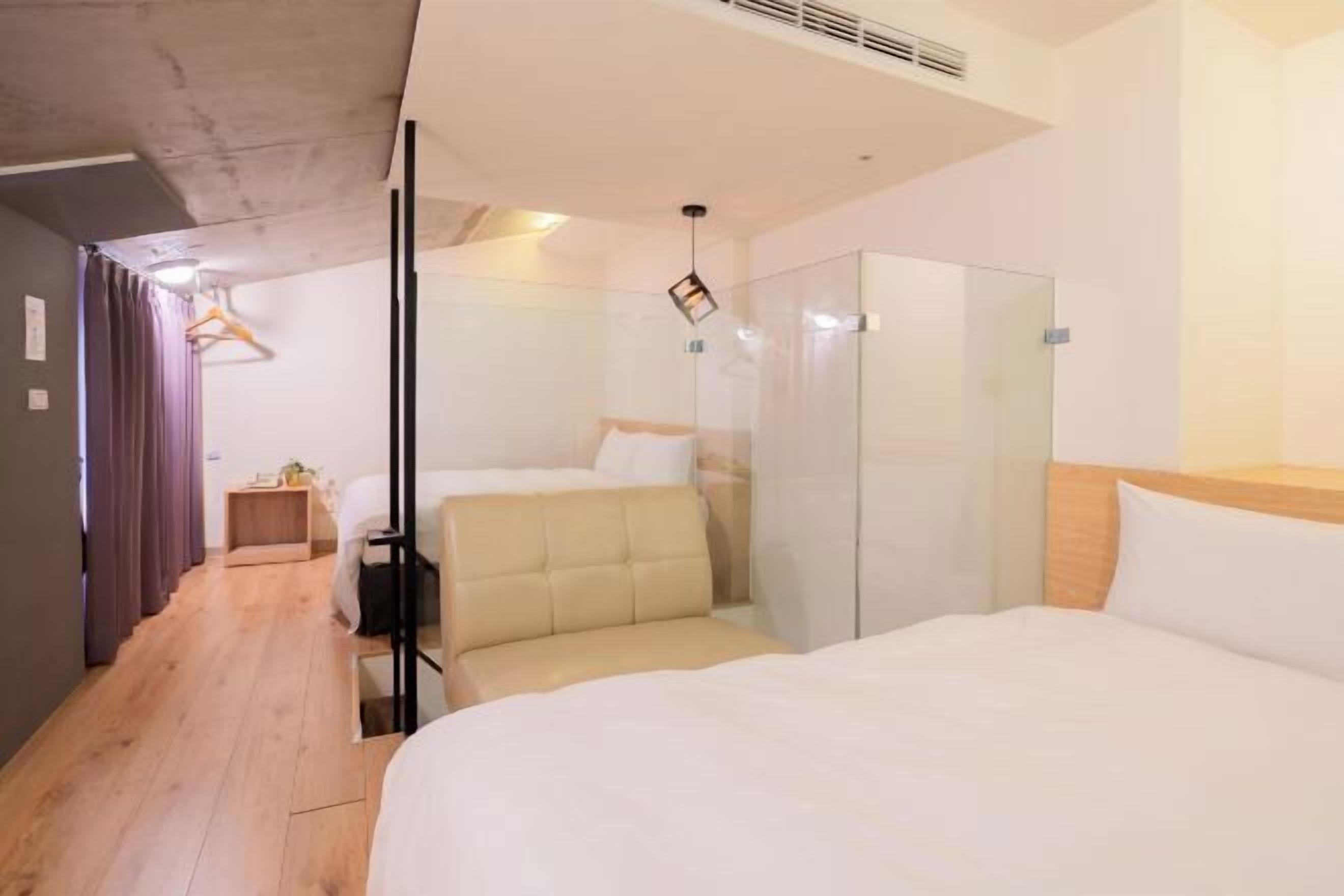 Una scrivania, insonorizzazione, Wi-Fi gratuito, lenzuola