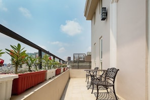 Deluxe Quadruple Room, Mezzanine | Terrace/patio - CHECK inn Express Taichung Yizhong (Taichung)