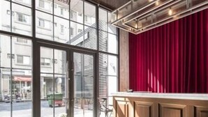 A modern interior with large windows, a red curtain, and a wooden ceiling. - CHECK inn Express Taichung Yizhong (Taichung)
