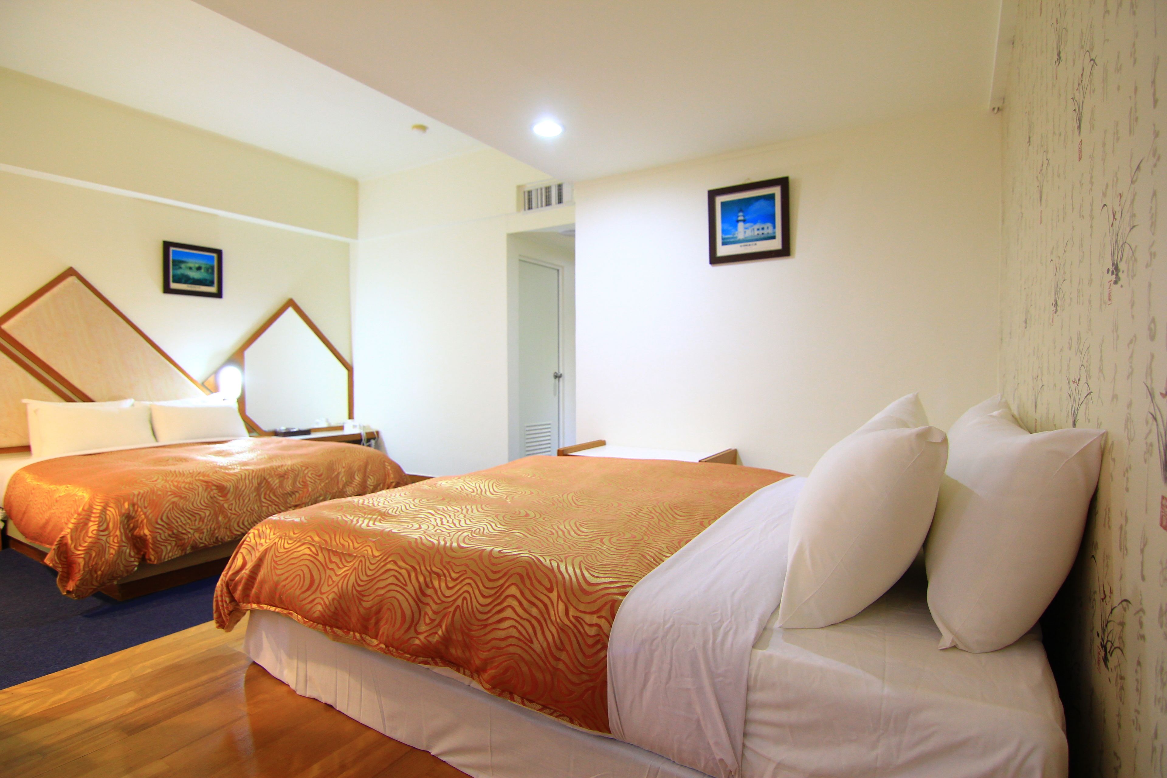 WiFi (free), bed sheets