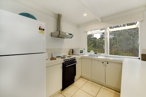 House, 3 Bedrooms | Private kitchen