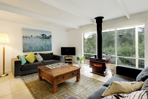 منزل - ٣ غرف نوم | غرفة المعيشة | تلفزيون، مشغل دي في دي