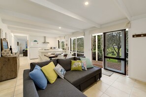 منزل - ٣ غرف نوم | غرفة المعيشة | تلفزيون، مشغل دي في دي