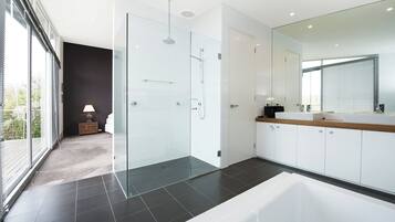 Rumah, 5 kamar tidur | Kamar mandi | Bathtub dan shower terpisah, perlengkapan mandi gratis, dan handuk