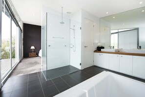 House, 5 Bedrooms | Bathroom | Separate tub and shower, free toiletries, towels - Summoner Seascape (Blairgowrie)