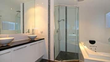 House | Bathroom | Hair dryer, towels