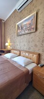 Habitación superior con 1 cama doble o 2 individuales | Ropa de cama de alta calidad, caja fuerte, escritorio