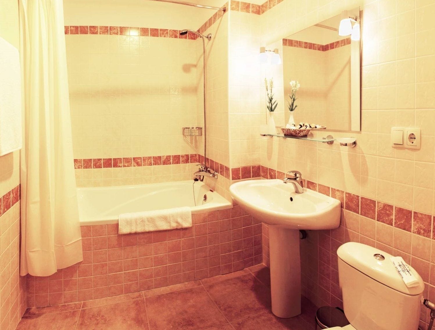 Bañera, artículos de tocador gratuitos, secador de pelo, pantuflas