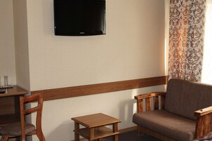 Standard Τρίκλινο Δωμάτιο | Κλινοσκεπάσματα υψηλής ποιότητας, χρηματοκιβώτιο στο δωμάτιο, γραφείο 