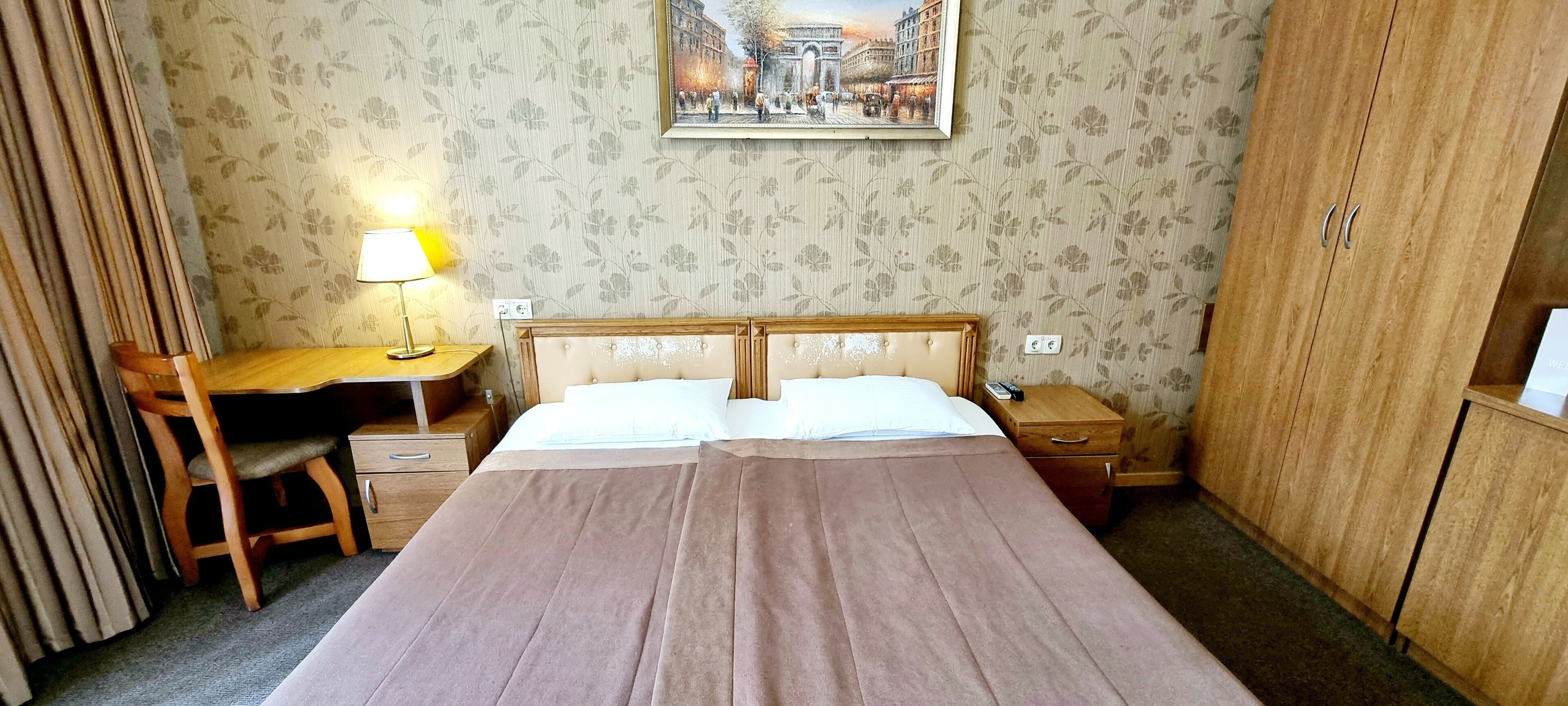 غرفة سوبيريور مزدوجة أو بسريرين منفصلين | أغطية فراش متميزة وخزنة داخل الغرفة ومكتب وتجهيزات عازلة للصوت