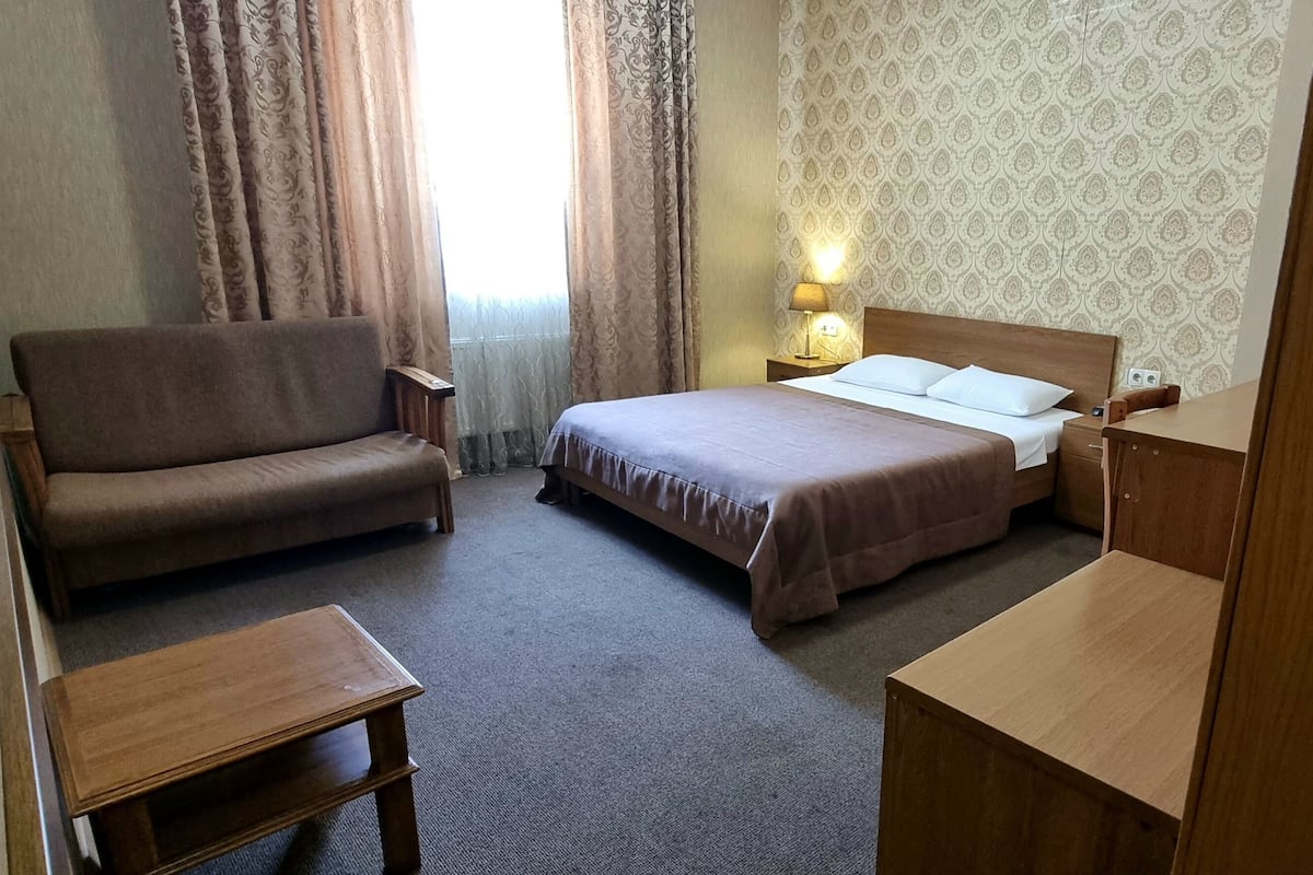 Tripla Standard | Biancheria da letto di alta qualità, una cassaforte in camera