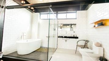 Quarto casal, banheira | Banheiro | Produtos de toalete grátis, secador de cabelo, chinelos