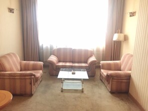 Escritorio, cortinas blackout y tabla de planchar con plancha 